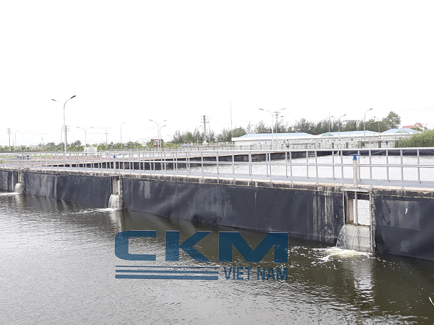Van cửa phai trên kênh thủy lợi